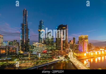 Melbourne, Australien - 2. Mai 2022: Blick auf Melbourne CBD bei Nacht mit Feuershow im Crown Casino Stockfoto