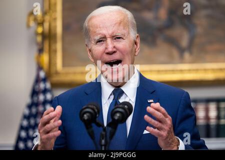 US-Präsident Joe Biden spricht mit der Nation über die Massenschießerei in Uvalde, Texas, im Roosevelt Room in Washington, DC, USA, am 24. Mai 2022.Quelle: Jim LoScalzo/Pool via CNP /MediaPunch Stockfoto