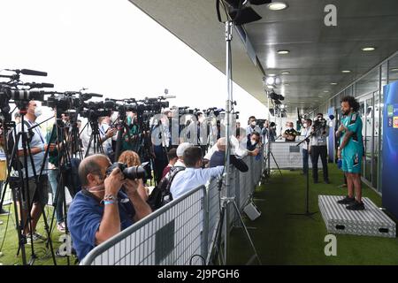 Madrid. 24.. Mai 2022. Marcelo (R) von Real Madrid reagiert während eines Interviews nach einer Trainingseinheit am 24. Mai 2022 in Madrid, Spanien, vor dem Finale der UEFA Chamiopns League gegen Liverpool. Kredit: Gustavo Valiente/Xinhua/Alamy Live Nachrichten Stockfoto