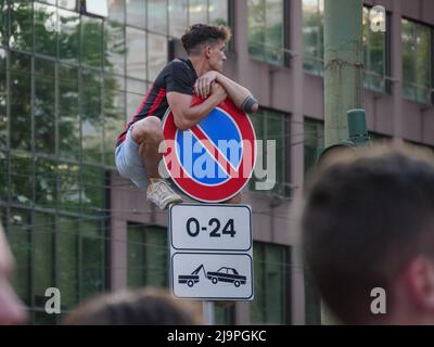 Fans des AC Mailand feiern während der Serie A Victory Parade am 23. Mai 2022 in Mailand, Italien. ©Foto: Cinzia Camela. Stockfoto