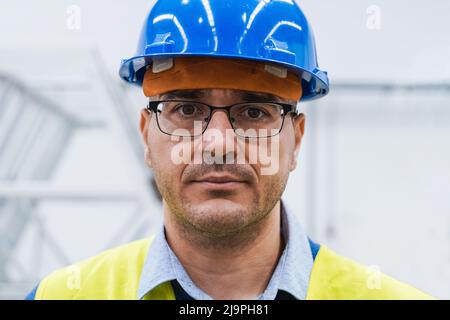 Ingenieur, der in der Automatisierungs- und Roboteranlage arbeitet - Neues Industrietechnologiekonzept - Fokus auf Gesicht Stockfoto