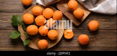 Komposition mit schmackhaften reifen Aprikosen auf Holzgrund Stockfoto