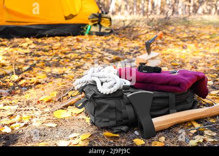 Survival Kit für Touristen in der Nähe des Camps im Herbstwald Stockfoto