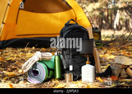 Survival-Kit für Touristen und Camping-Zelt im Herbstwald Stockfoto