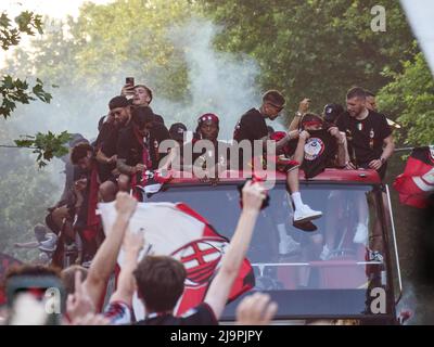 Fans des AC Mailand feiern während der Serie A Victory Parade am 23. Mai 2022 in Mailand, Italien. ©Foto: Cinzia Camela. Stockfoto