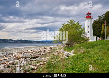 Cape Mudge Lighthouse Quadra Island BC. Der Cape Mudge Lighthouse auf Quadra Island mit Blick auf die Discovery Passage und den Campbell River am fernen Ufer. Stockfoto