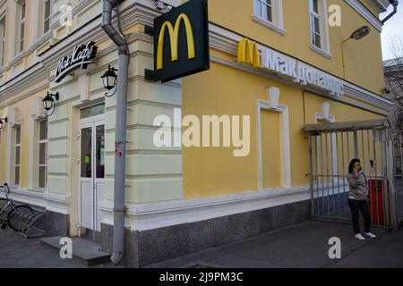 Moskau, Russland. 20.. Mai 2022. Ein geschlossenes McDonald's-Restaurant in Moskau. Kürzlich berichteten die Medien, dass McDonald's seine Restaurants in Russland an den russischen Geschäftsmann Alexander Govor verkauft habe. Es wird erwartet, dass im Juni 2022 über 800 ehemalige McDonald's-Restaurants in Russland unter einer neuen Marke wiedereröffnet werden. (Bild: © Vlad Karkov/SOPA Images via ZUMA Press Wire) Stockfoto