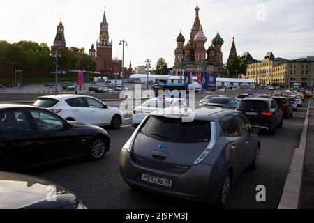 Moskau, Russland. 20.. Mai 2022. Autos fahren am Moskauer Kreml und der Basilius-Kathedrale vorbei. (Bild: © Vlad Karkov/SOPA Images via ZUMA Press Wire) Stockfoto