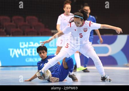 Gouvernement Mubarak Al Kabeer. 25.. Mai 2022. Alrefaie Abeer (L) aus Kuwait vies mit Alkhalifa H. E. Sh. Alanood von Bahrain beim Futsal-Finalspiel der Frauen zwischen Kuwait und Bahrain während der dritten Spiele des Golf-Kooperationsrates (GCC) im Gouvernement Mubarak Al-Kabeer, Kuwait, am 24. Mai 2022. Kredit: Ghazy Qaffaf/Xinhua/Alamy Live Nachrichten Stockfoto