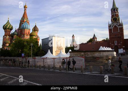 Moskau, Russland. 20.. Mai 2022. Die Basilius-Kathedrale und der Spasskaya-Turm des Moskauer Kremls sind vom Roten Platz aus zu sehen. Am 24. März feierte Russland, unter anderem slawische Länder, den Tag des slawischen Schreibens und der slawischen Kultur. (Bild: © Vlad Karkov/SOPA Images via ZUMA Press Wire) Stockfoto
