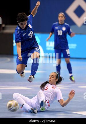 Gouvernement Mubarak Al Kabeer. 25.. Mai 2022. Alkhalifa S.e. Sh. Alanood (unten) aus Bahrain macht beim Futsal-Finalspiel der Frauen zwischen Kuwait und Bahrain während der dritten Spiele des Golf-Kooperationsrates (GCC) am 24. Mai 2022 in Mubarak Al-Kabeer, Kuwait, eine Schiebetackle. Kredit: Ghazy Qaffaf/Xinhua/Alamy Live Nachrichten Stockfoto