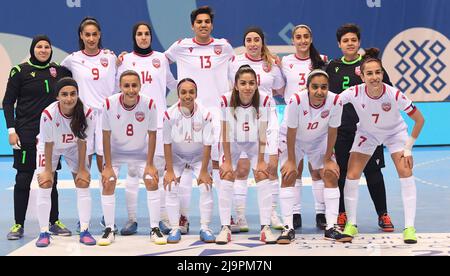 Gouvernement Mubarak Al Kabeer. 25.. Mai 2022. Bahrains Spieler posieren für ein Foto vor dem Futsal-Finalspiel der Frauen zwischen Kuwait und Bahrain während der dritten Spiele des Golf-Kooperationsrates (GCC) am 24. Mai 2022 in Mubarak Al-Kabeer, Kuwait. Kredit: Ghazy Qaffaf/Xinhua/Alamy Live Nachrichten Stockfoto