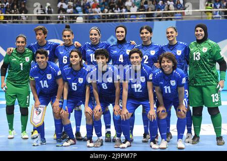 Gouvernement Mubarak Al Kabeer. 25.. Mai 2022. Die Spieler Kuwaits posieren für ein Foto vor dem Futsal-Finalspiel der Frauen zwischen Kuwait und Bahrain während der dritten Spiele des Golf-Kooperationsrates (GCC) am 24. Mai 2022 in Mubarak Al-Kabeer, Kuwait. Kredit: Ghazy Qaffaf/Xinhua/Alamy Live Nachrichten Stockfoto