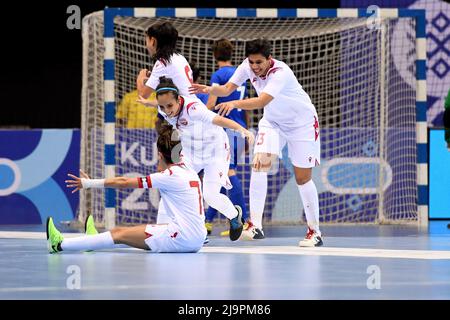 Gouvernement Mubarak Al Kabeer. 25.. Mai 2022. Die Spieler von Bahrain feiern ihr zweites Tor im Futsal-Finalspiel der Frauen zwischen Kuwait und Bahrain während der dritten Spiele des Golf-Kooperationsrates (GCC) am 24. Mai 2022 in Mubarak Al-Kabeer, Kuwait. Kredit: Ghazy Qaffaf/Xinhua/Alamy Live Nachrichten Stockfoto