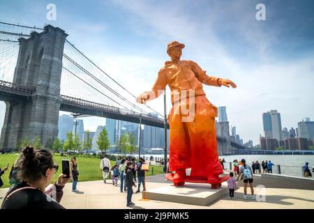 Brooklyn, NY - USA - 20. Mai 2022 Ansicht einer riesigen orangen Statue eines Skateboarders von Virgil Abloh für Louis Vuitton und Nike. Befindet sich im DUMBO's Brook Stockfoto