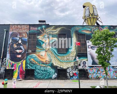 Brooklyn, NY - USA - 20. Mai 2022 Open-Air-Schaufenster mit Wandmalereien von vielen Künstlern des Bushwick Collective. Gelegen an der Troutman St zwischen Wyckof Stockfoto