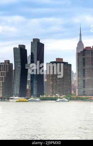 New York, NY - USA - 20. Mai 2022 Vertikale Ansicht der East Side von Manhattan, mit den ikonischen amerikanischen Kupfergebäuden, dem historischen Empire Sta