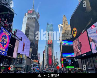 New York, NY - USA - 20. Mai 2022 Morgenansicht des berühmten Times Square mit seinen ikonischen Plakatwänden, Neonschildern und digitalen Displays Stockfoto