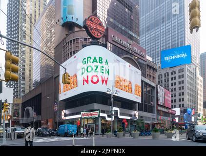 New York, NY - USA - 20. Mai 2022 Blick auf den neuen Times Square Krispy Kreme Flaggschiff ein einzigartiges Donut-Theater, zeigt, wie die süßen Leckerbissen Stockfoto