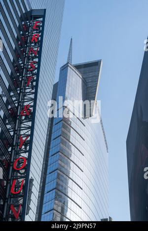 New York, NY - USA - 20. Mai 2022 Vertikales Bild des 3 Times Square, auch bekannt als Thomson Reuters Building, ist zeitweise ein 30-stöckiges Hochhaus Stockfoto