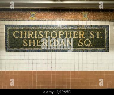 New York, NY - USA - 20. Mai 2022 das farbenfrohe Mosaikschild aus Keramikfliesen der Christopher Street-Sheridan Square Station, einer lokalen Station auf dem IRT Stockfoto