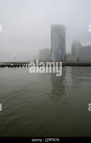 Jersey City, NJ - USA - 20. Mai 2022 Eine neblige Morgenansicht des Newport-Abschnitts von Jersey City. Mit Water's Soul, einer Skulptur entlang des Hudson Stockfoto