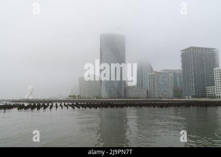 Jersey City, NJ - USA - 20. Mai 2022 Eine neblige Morgenansicht des Newport-Abschnitts von Jersey City. Mit Water's Soul, einer Skulptur entlang des Hudson Stockfoto