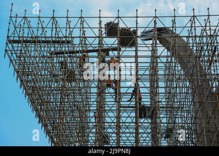 Dhaka, Bangladesch. 22.. Mai 2022. Bauarbeiter sahen, wie sie im Dhaka Elevated Expressway (DEE)-Baugebiet in Dhaka arbeiteten. (Foto von MD Manik/SOPA Images/Sipa USA) Quelle: SIPA USA/Alamy Live News Stockfoto