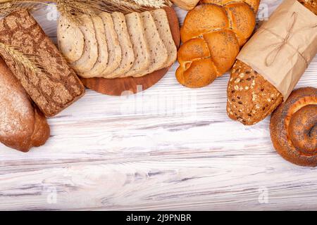 Frisches Brot aus der Nähe auf dem Tisch. Frisches Brot auf dem Küchentisch. Stockfoto