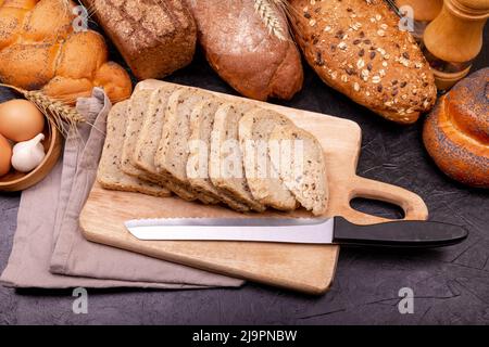 Verschiedene Brotsorten. Draufsicht. Gesunde und leckere Bio-Lebensmittel. Stockfoto