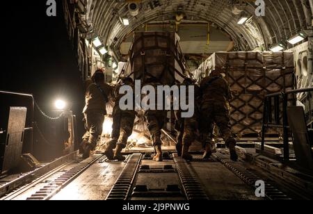 US Air Force Airmen, die dem Aerial Port Squadron 721. zugewiesen wurden, laden eine Palette von Säuglingsnahrung auf ein C-17 Globemaster-Flugzeug, das der Joint Base Pearl Harbor-Hickam, Hawaii, auf dem Ramstein Air Base, Deutschland, am 22. Mai 2022 zugewiesen wurde. Der Präsident der Vereinigten Staaten startete die Operation Fly Formula, um den Import von Säuglingsnahrung aus Europa in die Vereinigten Staaten aufgrund kritischer Engpässe zu beschleunigen. (USA Luftwaffe Foto von Airman 1. Klasse Jared Lovett) Stockfoto