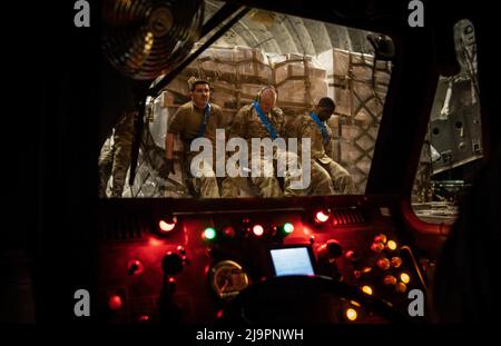 US Air Force Airmen, die dem Aerial Port Squadron 721. zugewiesen wurden, laden eine Palette von Säuglingsnahrung auf ein C-17 Globemaster-Flugzeug, das der Joint Base Pearl Harbor-Hickam, Hawaii, auf dem Ramstein Air Base, Deutschland, am 22. Mai 2022 zugewiesen wurde. Die Säuglingsnahrung kam aus der Schweiz als Teil der Operation Fly Formula der US-Regierung an, um Säuglingsnahrung aufgrund kritischer Engpässe dort schnell in die USA zu transportieren. Im Rahmen der Operation Fly Formula sind die USDA und das Ministerium für Gesundheit und menschliche Dienste befugt, das Verteidigungsministerium um Unterstützung bei der Abholung der Säuglingsnahrung im Ausland zu bitten Stockfoto