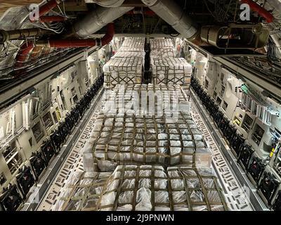 US Air Force C-17 Globemaster, beladen mit 78.000 Pfund Säuglingsnahrung, für den internationalen Flughafen Indianapolis, Indiana, 22. Mai 2022. Das US Transportation Command koordinierte zügig zwischen Bundesbehörden, einschließlich der Ministerien für Landwirtschaft und Gesundheit und für menschliche Dienste und der Food and Drug Administration, um die Leitung des US-Präsidenten Joe Biden zur Durchführung der Operation Fly Formula zu unterstützen. Die Mission wurde mit Dringlichkeit und Sicherheit von 521. Wing Airmen der Air Mobility Operations, die auf der Ramstein Air Base in Deutschland stationiert waren, und einer auf der Joint Base stationierten Total Force-Luftbesatzung ausgeführt Stockfoto