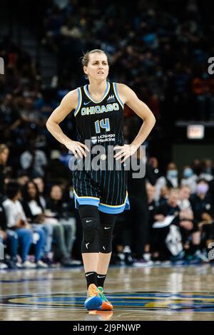 Chicago, Usa. 24.. Mai 2022. Allie Quigley (14 Chicago Sky) während des Spiels zwischen dem Chicago Sky und dem Indiana Fever am Dienstag, den 24. Mai 2022 in der Wintrust Arena, Chicago, USA. (KEINE KOMMERZIELLE NUTZUNG) Shaina Benhiyoun/SPP Credit: SPP Sport Press Photo. /Alamy Live News Stockfoto