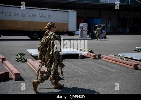 US Air Force Airman 1. Class Mckayla Marshall, 86. Vehicle Readiness Squadron Ground Transportspezialist, transportiert Netze zu Paletten, um sie für den Transport auf dem Ramstein Air Base, Deutschland, 21. Mai 2022 vorzubereiten. Hunderte von Kartons mit Säuglingsnahrung kamen aus der Schweiz an und wurden während der Operation Fly Formula, einer Operation zur schnellen Einfuhr von Säuglingsnahrung in die USA, entladen und für den Transport palettiert, die den US-amerikanischen Gesundheits- und Sicherheitsstandards entspricht. (USA Luftwaffe Foto von Airman 1. Klasse Alecia Givens) Stockfoto