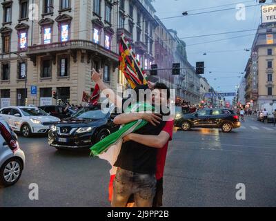 Mailand, Italien. 22.. Mai 2022. Fans des AC Mailand feiern nach dem Gewinn der italienischen Serie A Meisterschaft auf dem Corso Buenos Aires, am 22. Mai 2022 in Mailand, Italien. Kredit: Unabhängige Fotoagentur/Alamy Live Nachrichten Stockfoto