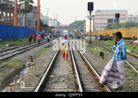 Dhaka, Bangladesch. 22.. Mai 2022. Eine Frau geht auf der Bahnstrecke in Dhaka. Kredit: SOPA Images Limited/Alamy Live Nachrichten Stockfoto