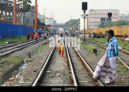 Dhaka, Bangladesch. 22.. Mai 2022. Eine Frau geht auf der Bahnstrecke in Dhaka. (Foto von MD Manik/SOPA Images/Sipa USA) Quelle: SIPA USA/Alamy Live News Stockfoto