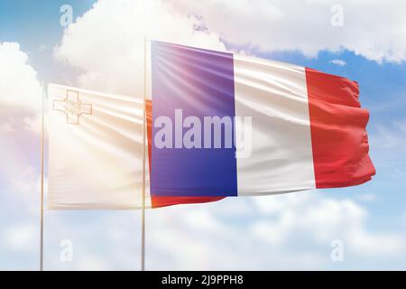 Sonniger blauer Himmel und Flaggen von frankreich und malta Stockfoto