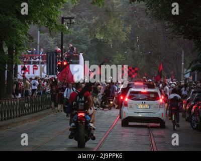 Fans des AC Mailand feiern während der Serie A Victory Parade am 23. Mai 2022 in Mailand, Italien. ©Foto: Cinzia Camela. Stockfoto