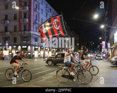 Mailand, Italien. 22.. Mai 2022. Fans des AC Mailand feiern nach dem Gewinn der italienischen Serie A Meisterschaft auf dem Corso Buenos Aires, am 22. Mai 2022 in Mailand, Italien. Kredit: Unabhängige Fotoagentur/Alamy Live Nachrichten Stockfoto