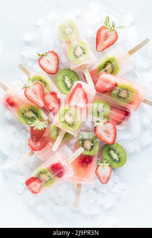 Draufsicht auf Erdbeer-Kiwi-Eis in einem Haufen auf Eis. Stockfoto