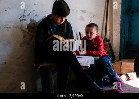 Kinder studieren in Bunker, wo sie in den Außenbezirken der Stadt verlassen. Lysychansík, Region Luhansk. 23. Mai 2022 Lysytschansk ist eine langgestreckte Stadt am rechten Ufer des Donezflusses in der Region Luhansk. Die Stadt ist Teil eines Ballungsraums, zu dem Severodonetsk und Rubizhne gehören; die drei Städte bilden zusammen einen der größten Chemiekomplexe der Ukraine. Die Stadt liegt etwa 7 km von der Front entfernt, und russische Truppen ziehen auf sie zu, die Stadt, wie Severodonetsk, ist fast isoliert. Die Russen versuchen, die Hauptstraße zu besetzen, die Lysytschansk mit Kramatorsk, i verbindet Stockfoto