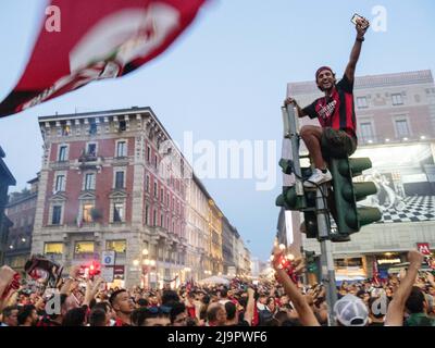Fans des AC Mailand feiern während der Serie A Victory Parade am 23. Mai 2022 in Mailand, Italien. ©Foto: Cinzia Camela. Stockfoto