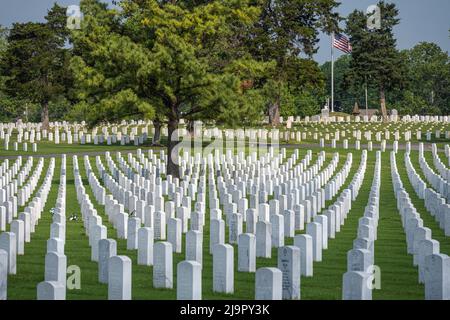 Feld mit weißen Grabsteinen auf dem Fort Gibson National Cemetery in Fort Gibson, Oklahoma. (USA) Stockfoto