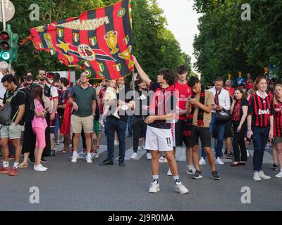 Mailand, Italien. 23.. Mai 2022. Fans des AC Mailand feiern während der Serie A Victory Parade am 23. Mai 2022 in Mailand, Italien. © Foto: Cinzia Camela. Kredit: Unabhängige Fotoagentur/Alamy Live Nachrichten Stockfoto