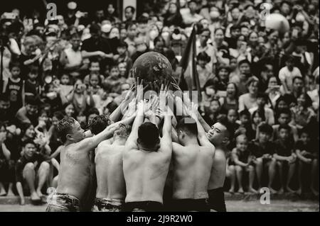 Schlammball Wrestling Festival in Vietnam Stockfoto