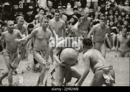 Schlammball Wrestling Festival in Vietnam Stockfoto