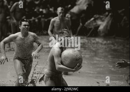 Schlammball Wrestling Festival in Vietnam Stockfoto