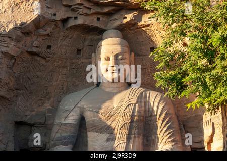 Die Buddha-Statue in den Yungang Grotten, eine alte buddhistische Tempelgrotte in der Nähe der Stadt Datong in der chinesischen Provinz Shanxi Stockfoto